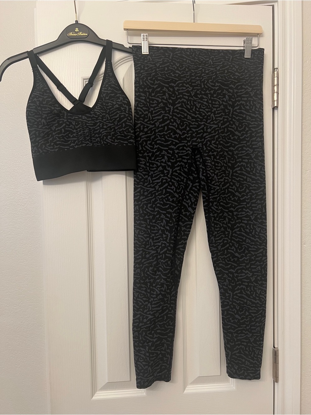 Women's Black Patterned Sports Bra & Leggings Set
